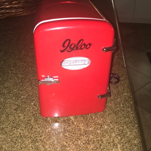 igloo mini beverage fridge